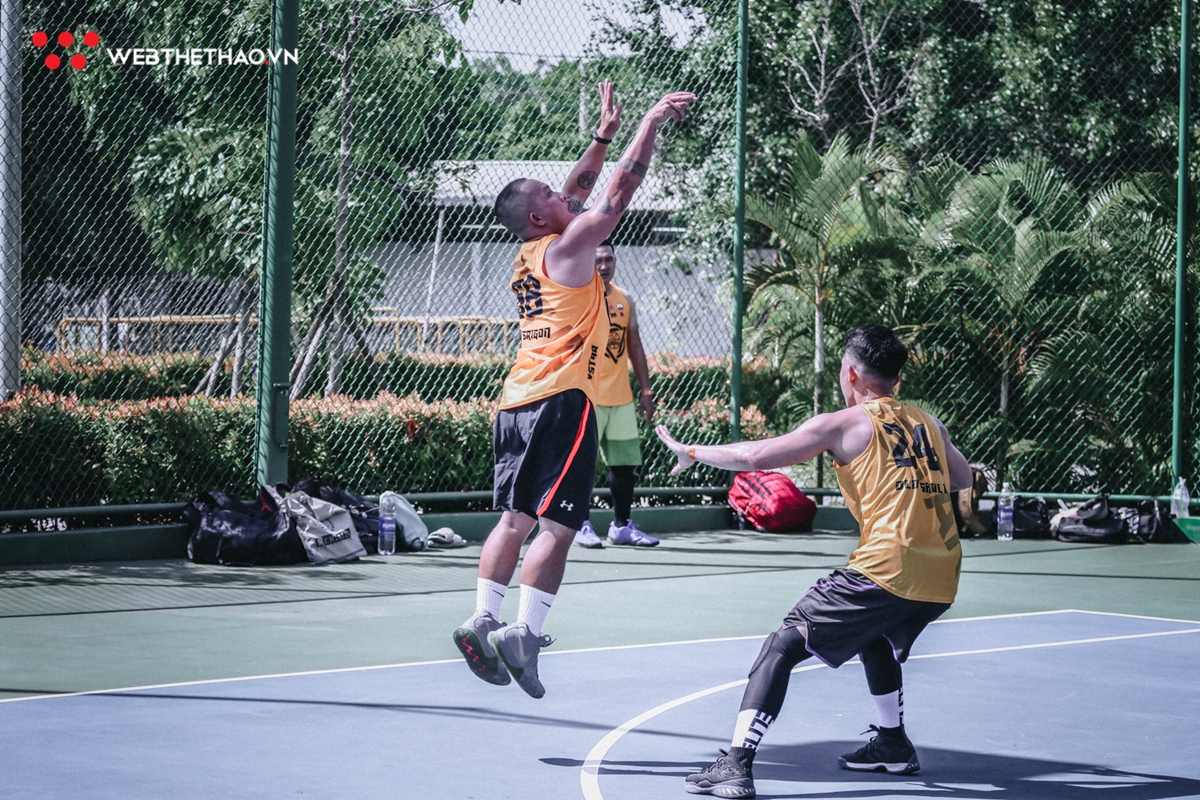 Khai mạc giải Bóng rổ 4x4 Vstar League 2019: Cháy hết mình cùng quả bóng cam bất chấp cái nắng chói chang Khai mạc giải Bóng rổ 4x4 Vstar League 2019: Cháy hết mình cùng quả bóng cam bất chấp cái nắng chói chang